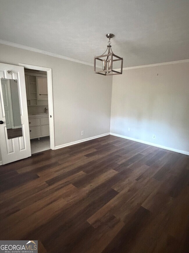 Building Photo - 807 Piney Woods Dr