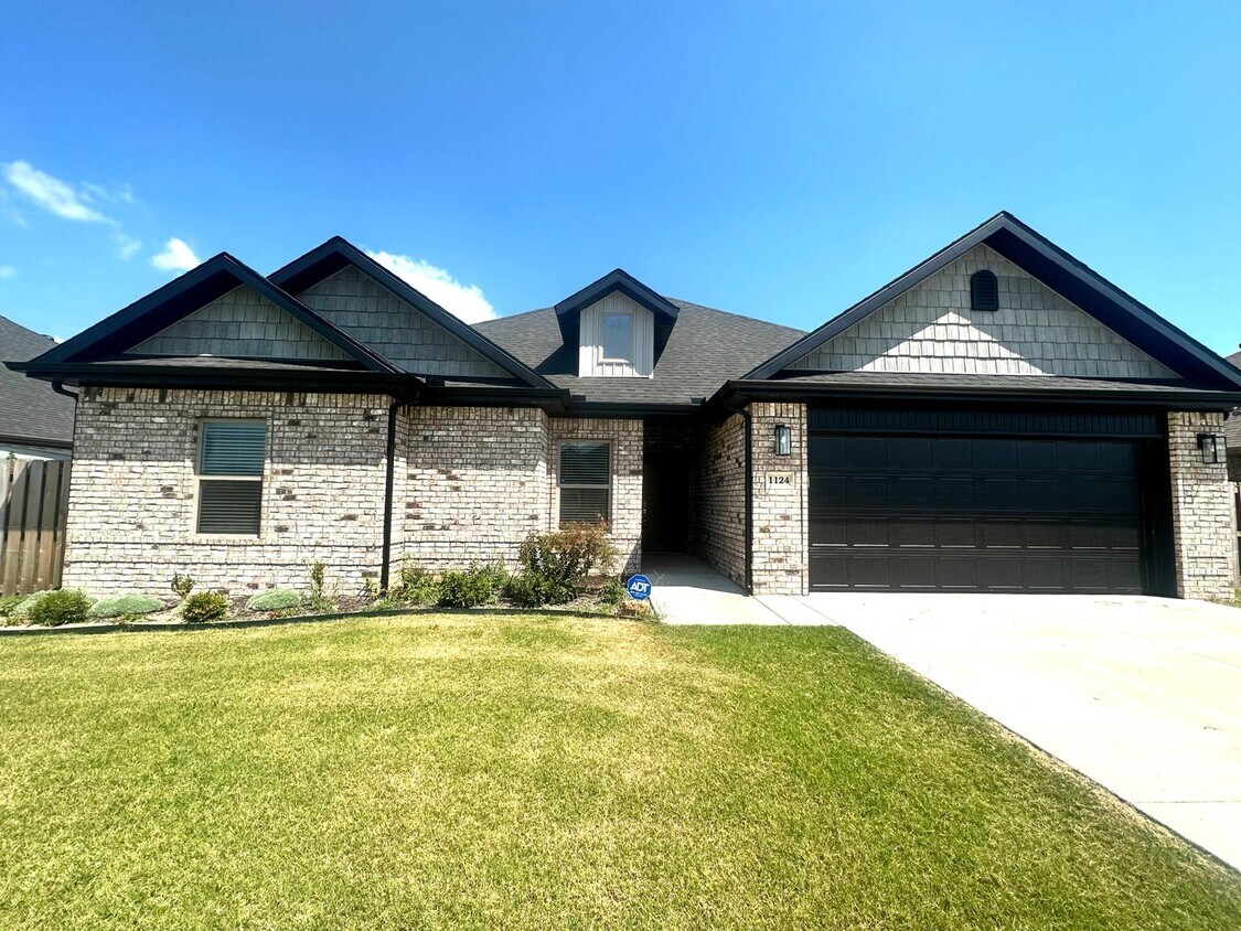 Primary Photo - 1124 Laux Ln