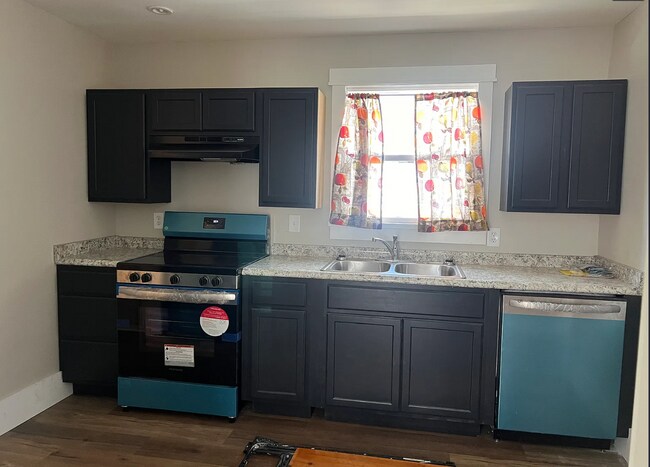 Foto del edificio - Updated and Spacious!