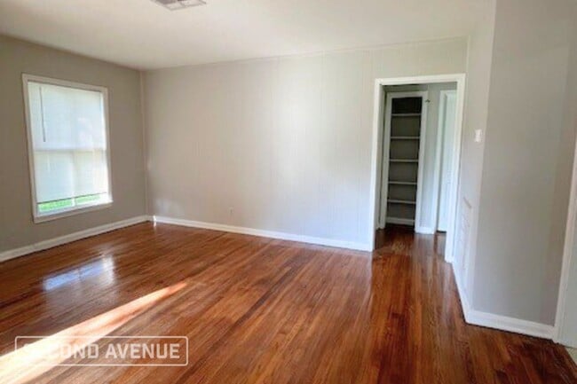 Building Photo - 609 Azalea Dr