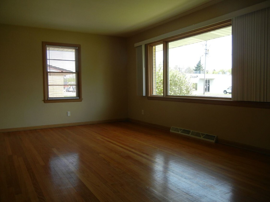 Primary Photo - 3020 N Rockton Ave