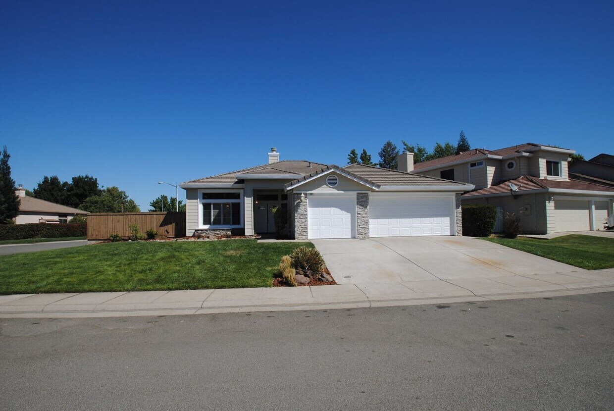 Primary Photo - 1401 Voltaire Dr