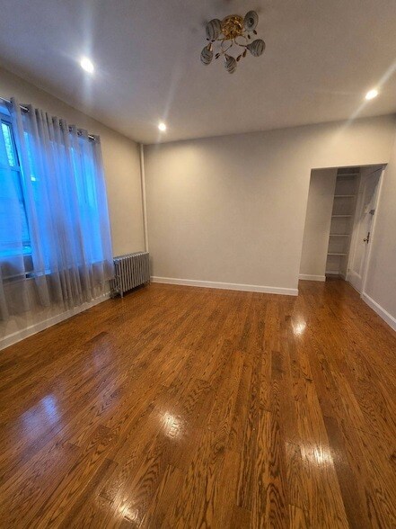 Foto del edificio - 58-06 43rd Ave
