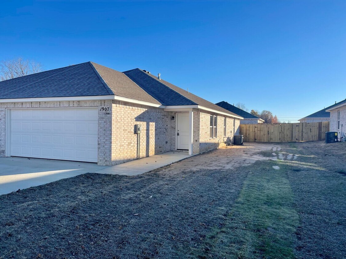 Primary Photo - 3 bed, 2 bath Duplex in Wagoner