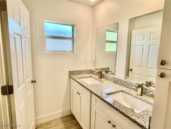 Foto del edificio - 3720-3722 SW 8th Pl