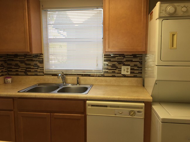 Building Photo - Clean 2/1.5 Townhouse in SE Ocala
