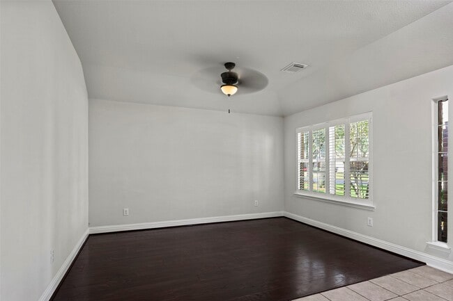 Foto del edificio - 2123 Enchanted Park Ln