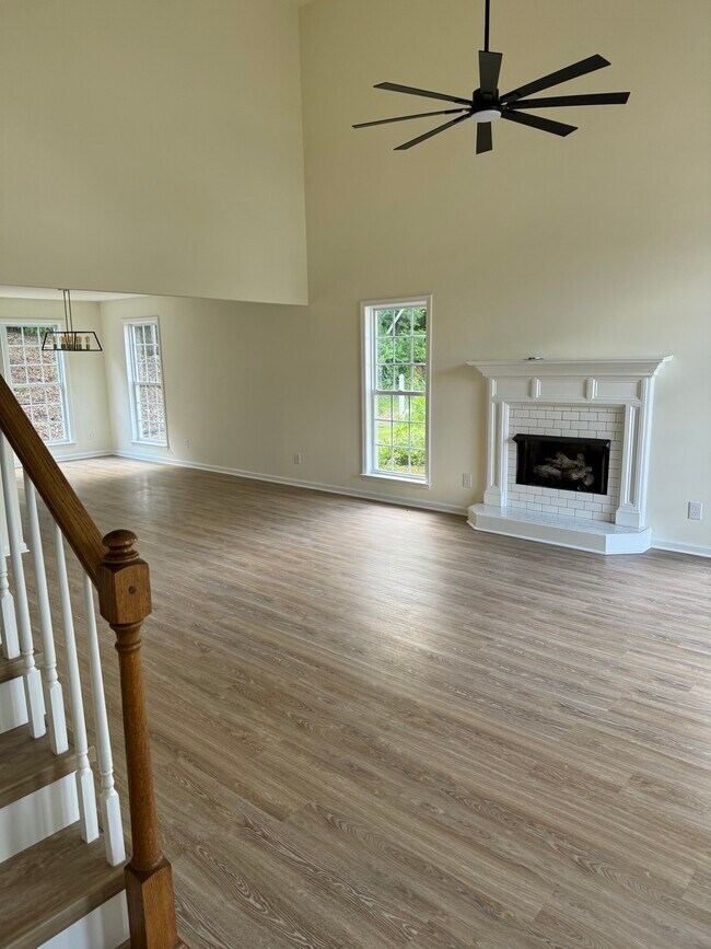 another view of the living room - 2663 Kingsley Ct