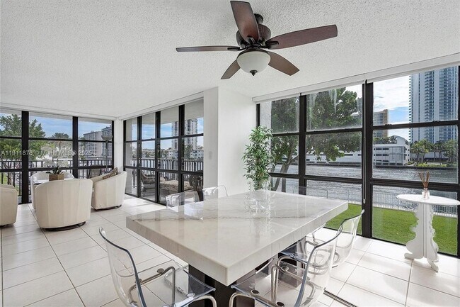 Foto del edificio - 1000 Parkview Dr