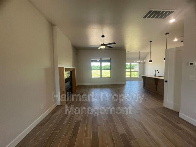 Foto del edificio - 5012 Misty Wood Ln