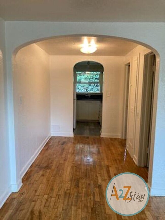 Building Photo - Ferry Street Triplex LTR