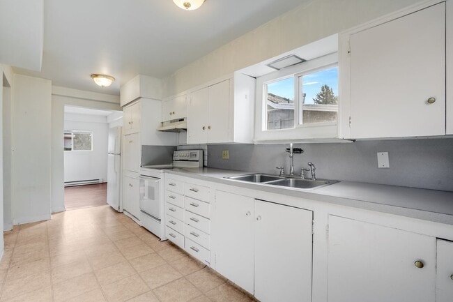 Building Photo - -- PRICE REDUCED -- 4 Bed, 2 Bath Rental H...