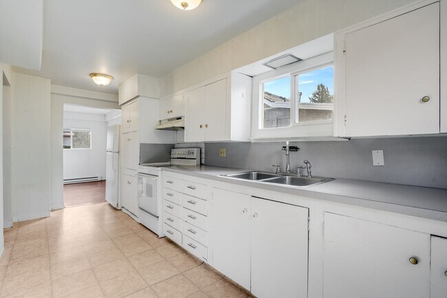Building Photo - Beautiful 4 Bed, 2 Bath Rental Home in SE ...