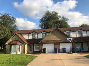 Building Photo - 315-315 Woodridge Ct