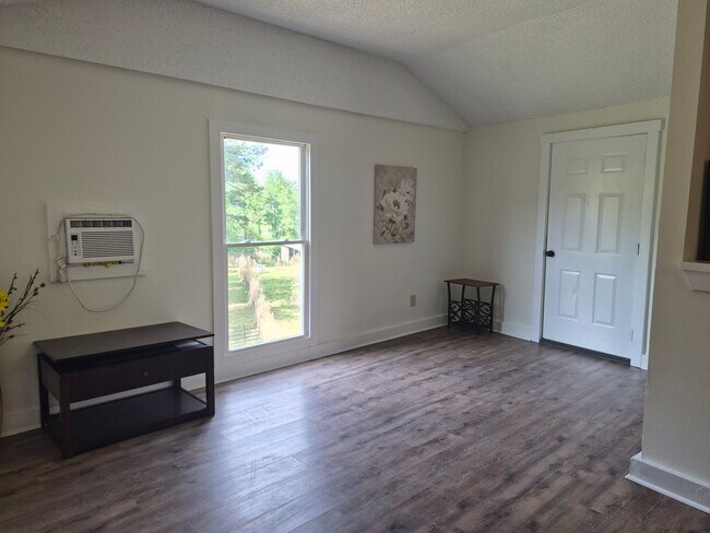 Building Photo - NEW LISTING!!!!!