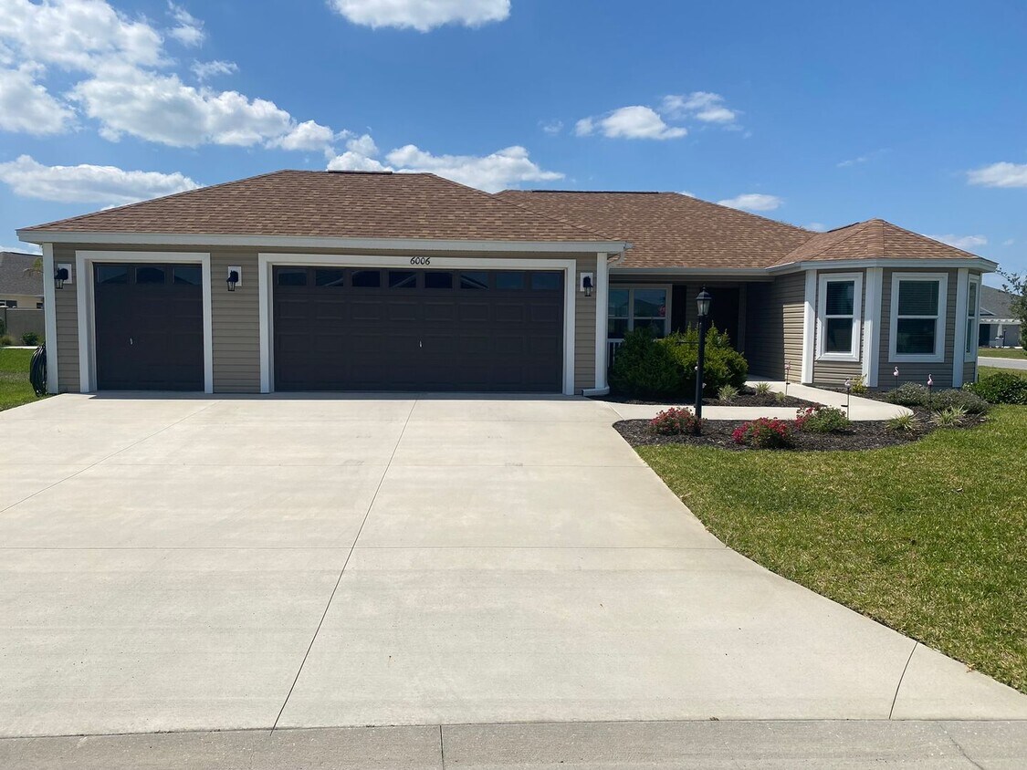 Primary Photo - Beautiful Unfurnished 3 bed, 2 bath ANNUAL...