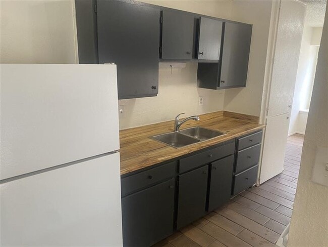 Foto del edificio - Large 2/2 duplex with a 2 car carport