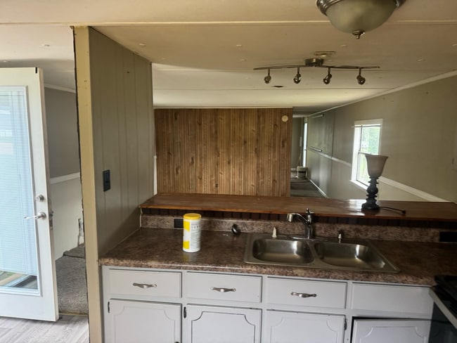 Building Photo - Move in ready 2 bedroom, 1 bathroom home is available for rent.