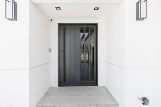 Foto del edificio - 6426 Varna Ave