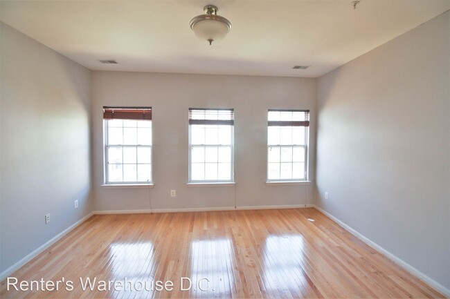 Building Photo - 2 br, 2.5 bath House - 2665 Manhattan Plac...