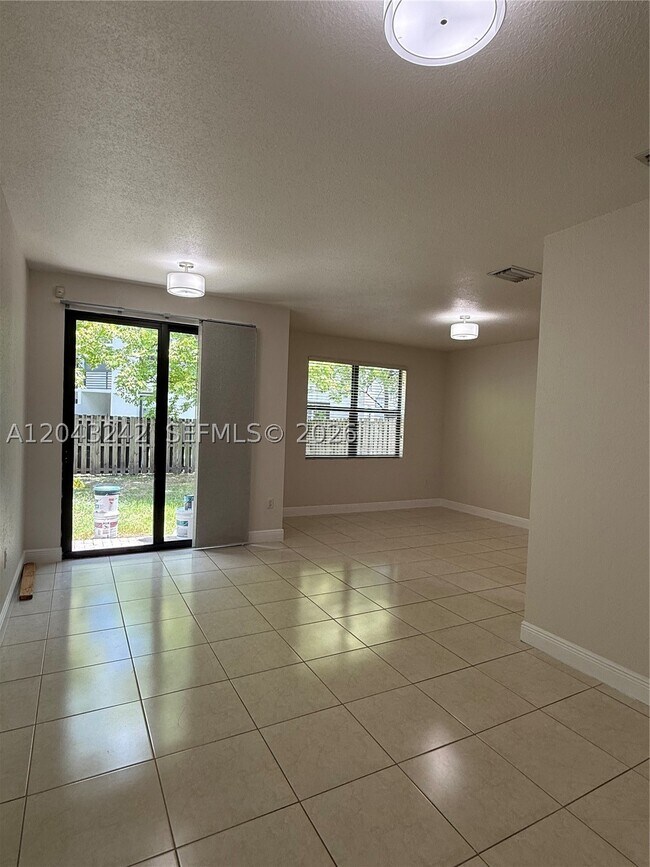 Foto del edificio - 9762 NW 8th St