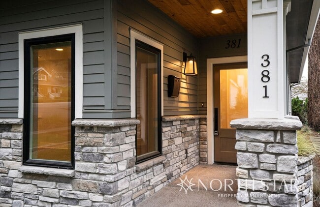 Building Photo - Newer Duplex in the Heart of Lake Oswego.