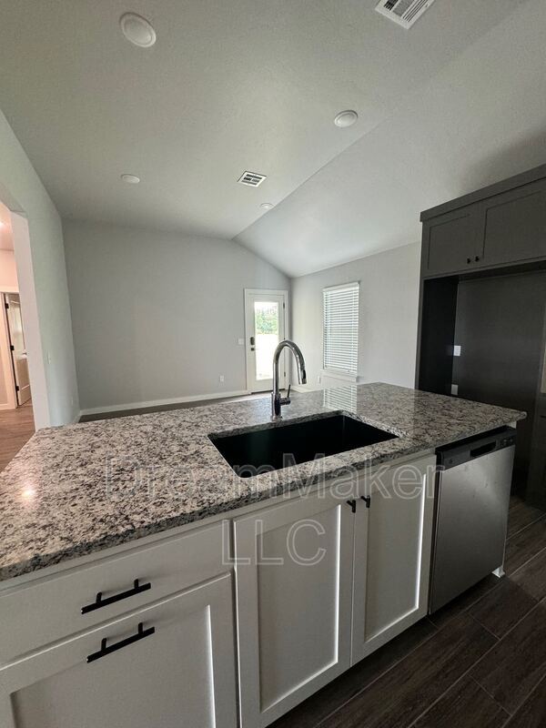 Building Photo - 736 Apple Blossom Way