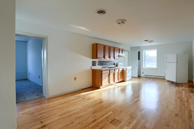 Building Photo - 643 S Wood St