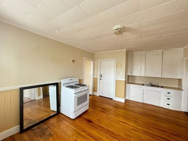 Building Photo - 68 Laval St