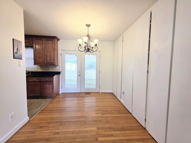 Foto del edificio - "Charming 3-Bed Oasis with Granite Touches in Fayetteville – 1600 Sq Ft of Comfort!"