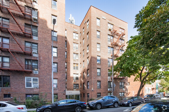 Building Photo - 9711 63rd Dr