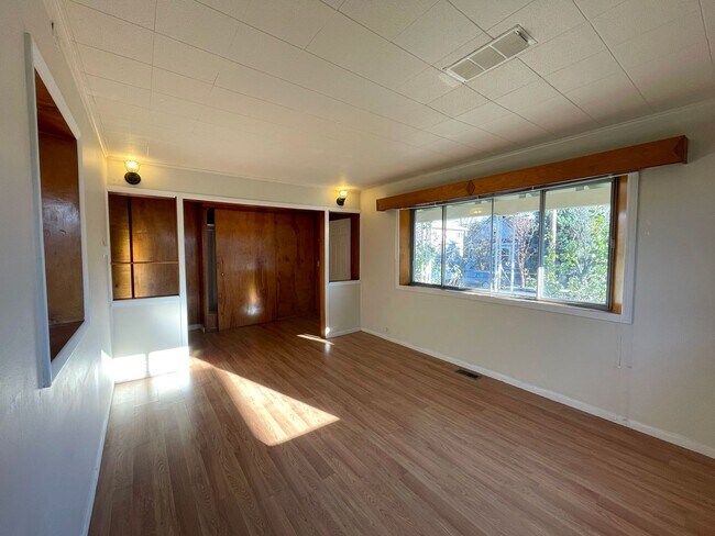 Building Photo - Spacious Boise Duplex with Outdoor Space and Basement Storage