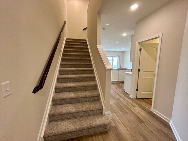 Foto del edificio - Beautiful Newly Built 3 bed, 2.5 bath Town...