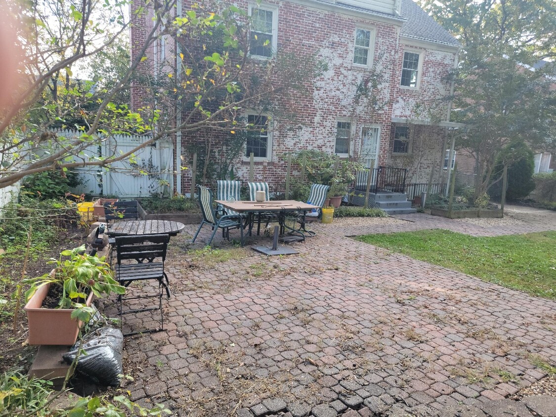 Back patio - 4010 Argyle Ter NW