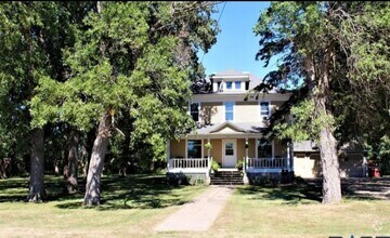 Building Photo - 606 3rd St NE