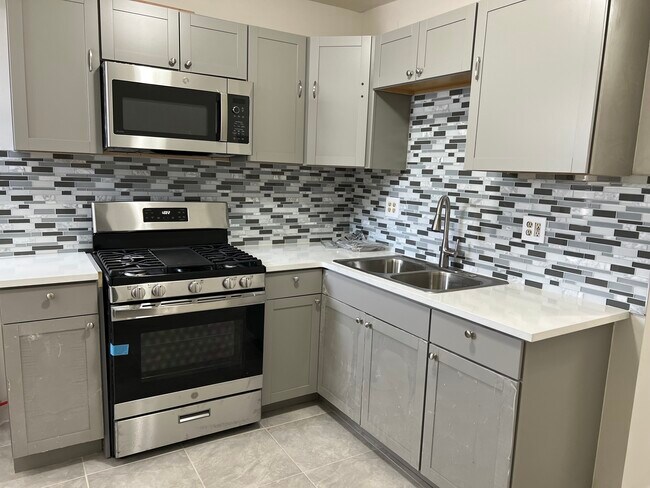 Kitchen - 28 Kenmore Ave