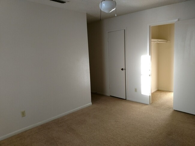 Foto del edificio - 1104 Cummings Ave