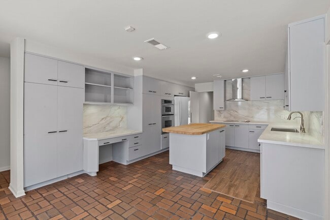 Building Photo - 365 Piney Point Rd