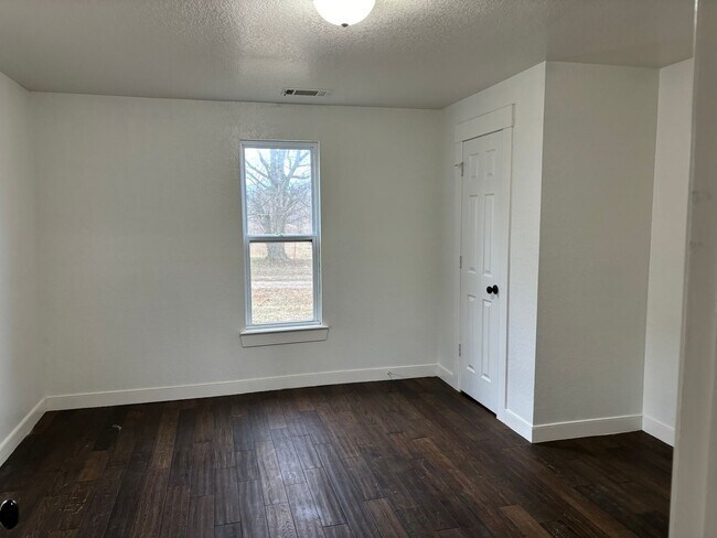 Building Photo - 500 Bache St