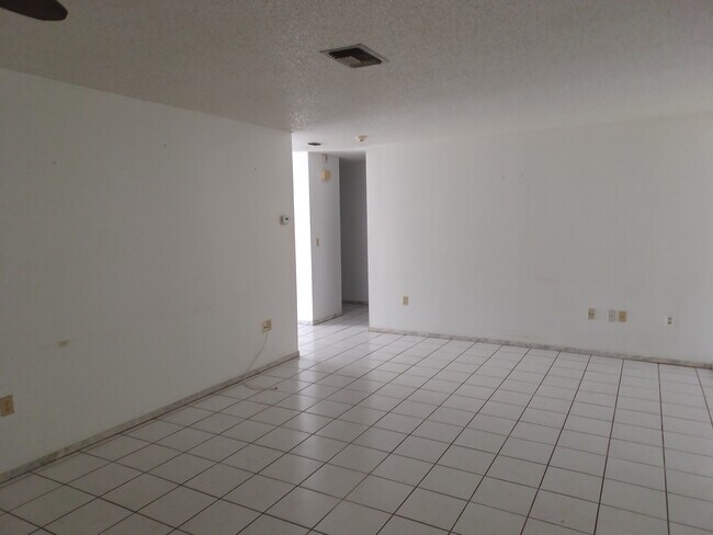 Foto del edificio - 2112 Deltona Blvd