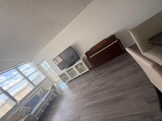 Building Photo - 1351 NE Miami Gardens Dr