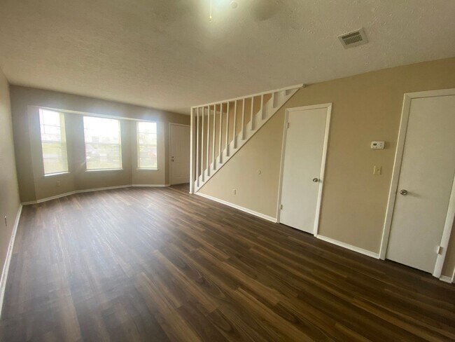 Foto del edificio - Large Townhome w/Master Balcony, Convenien...