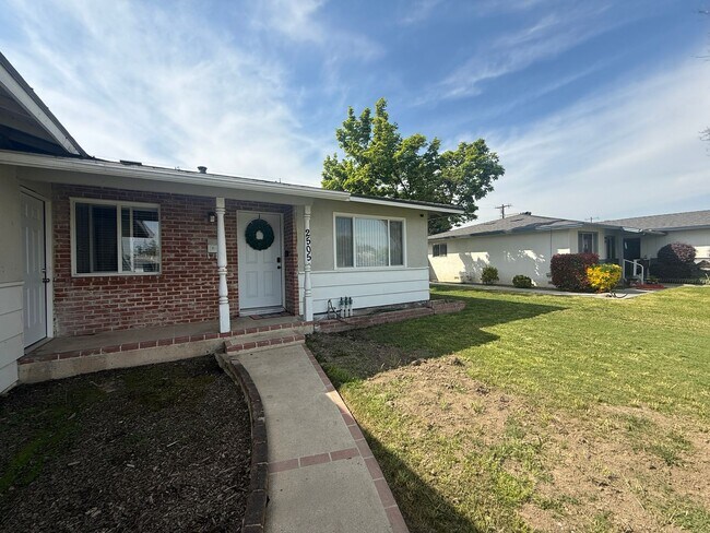 Foto del edificio - 3 bedrooms, 2-bathroom home with pool in Visalia, CA!
