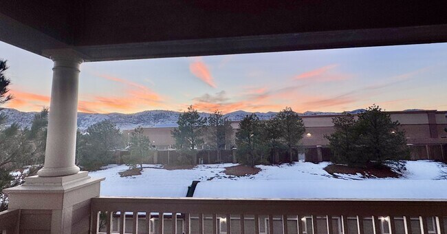 Foto del edificio - SW Littleton Top Floor Condo with Mountain Views!