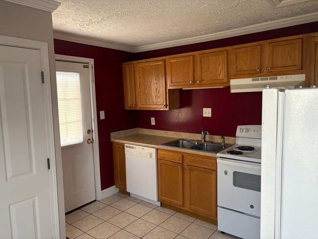 Building Photo - 1657 Redwood Dr