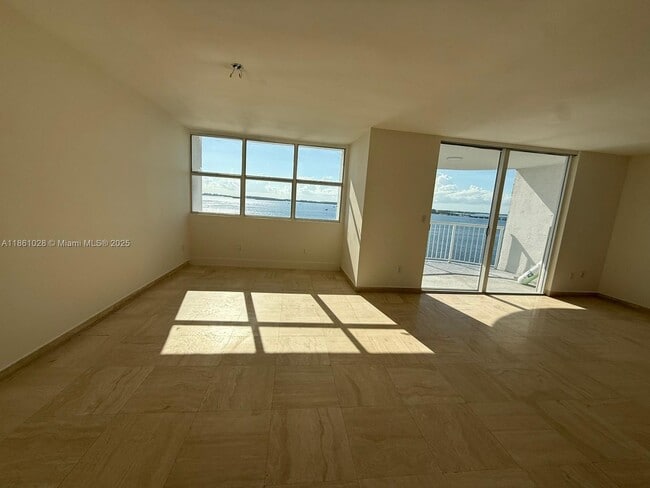 Building Photo - 1420 Brickell Bay Dr