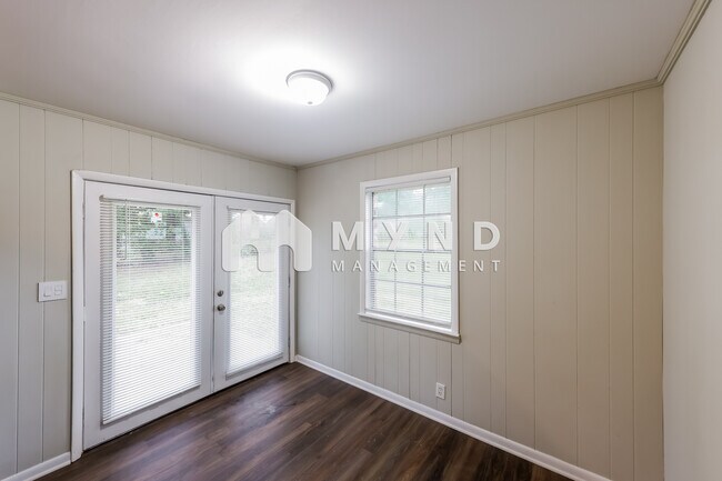 Building Photo - 5601 Crestview Dr