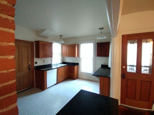 Kitchen - 42 Elmwood Ave