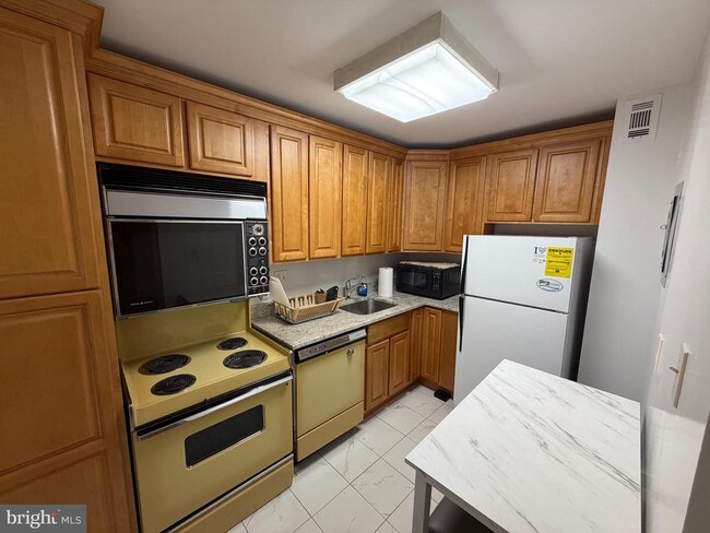 Building Photo - 1325 18th St NW