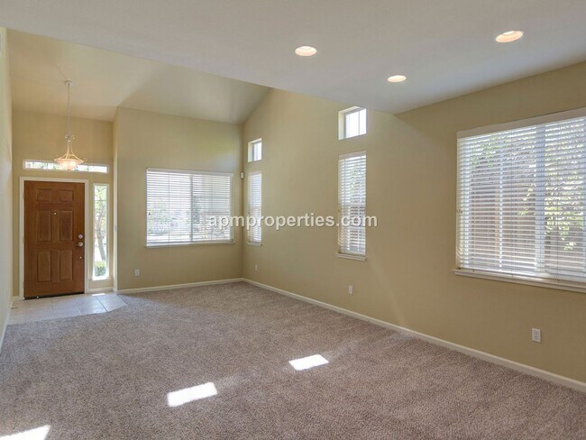 Foto del edificio - Lovely 4 Bedroom, 2.5 bath, Desirable Deerwood Highlands of San Ramon!